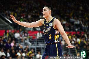 8868体育-完美收官！胡明轩6中4得10分1板6助1断 三分4中2