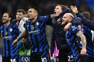 米体:国米全队周四晚在训练基地内睡觉,周五一大早出发前往德国