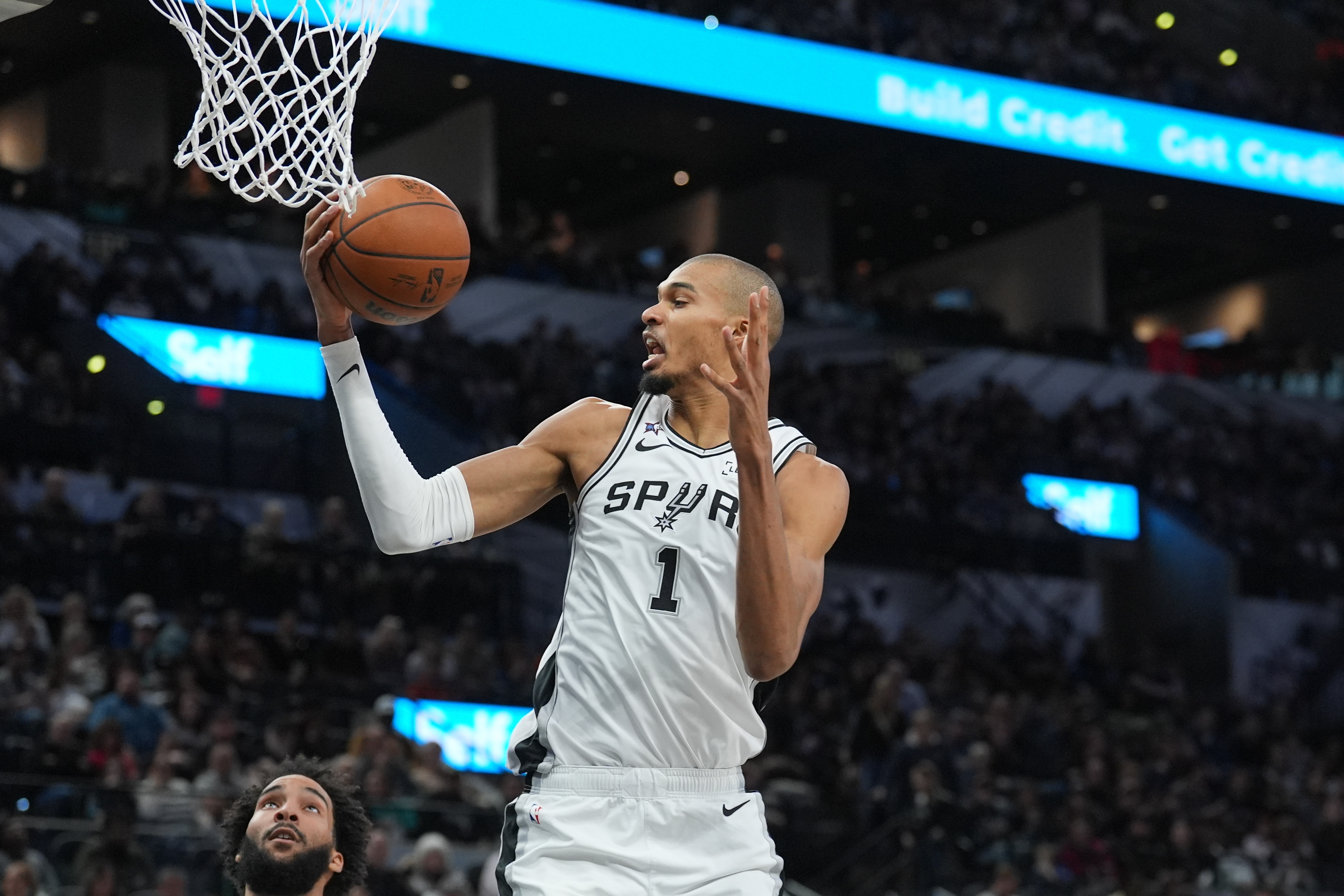 统治级表现!文班亚马上半场16分钟9投7中&三分6中5 轰下20分6板